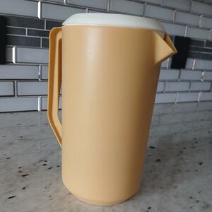 Vintage 1970s Rubbermaid Plastic Beverage Drink Pitcher Harvest Gold